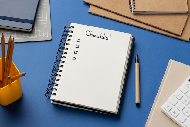 Bovenaanzicht notebook met checklist op bureau
