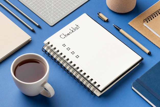 Gratis foto bovenaanzicht notebook met checklist op bureau