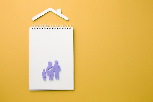 Bovenaanzicht notebook met papier gesneden familie concept