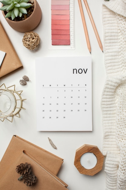 Bovenaanzicht november kalender en plant