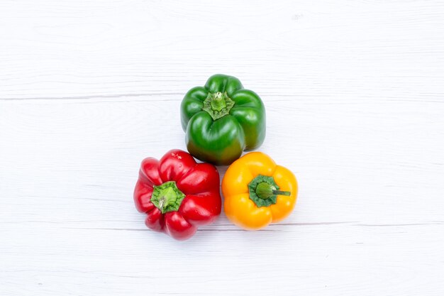 bovenaanzicht offul paprika op wit bureau, plantaardig kruid warm voedsel maaltijd ingrediënt product