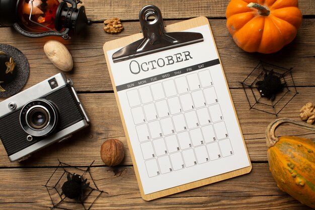 Bovenaanzicht oktober kalender en camera