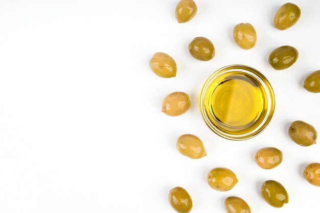 Bovenaanzicht olijfolie met kopie ruimte