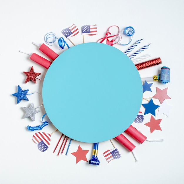 Bovenaanzicht Onafhankelijkheidsdag decoratie rond blauwe cirkel