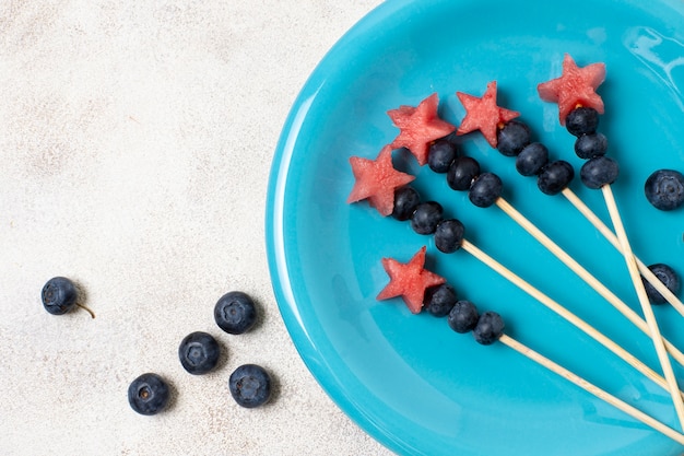 Gratis foto bovenaanzicht onafhankelijkheidsdag fruitspiesjes op plaat