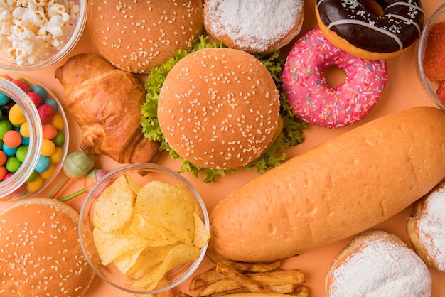 Bovenaanzicht ongezond voedsel en snacks