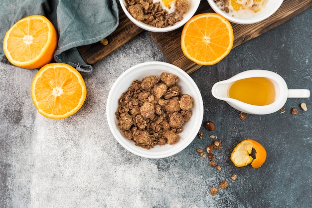 Gratis foto bovenaanzicht ontbijtkom met granola en sinaasappel