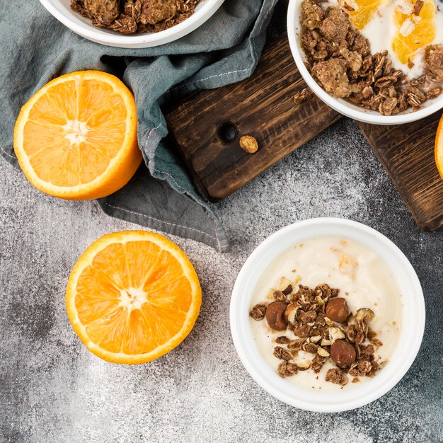 Bovenaanzicht ontbijtkom met sinaasappel en granola