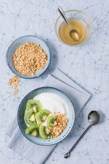 Bovenaanzicht ontbijtkom met yoghurt en kiwi