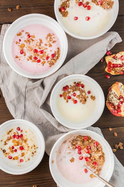 Gratis foto bovenaanzicht ontbijtkommen met biologisch fruit