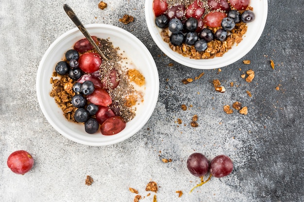 Bovenaanzicht ontbijtkommen met fruit