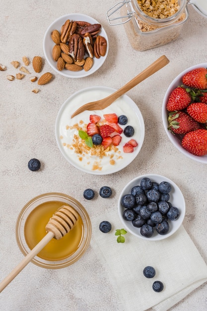 Bovenaanzicht ontbijtkommen met yoghurt en fruit