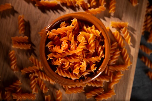Bovenaanzicht op heerlijke ongekookte pasta