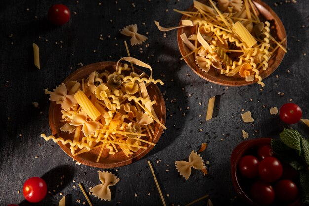 Bovenaanzicht op heerlijke ongekookte pasta