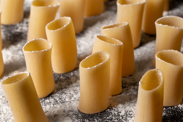 Bovenaanzicht op heerlijke ongekookte pasta