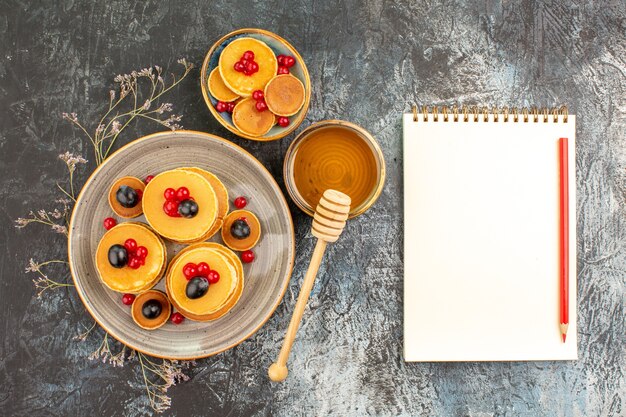 Gratis foto bovenaanzicht op heerlijke pannenkoeken met diverse ingrediënten