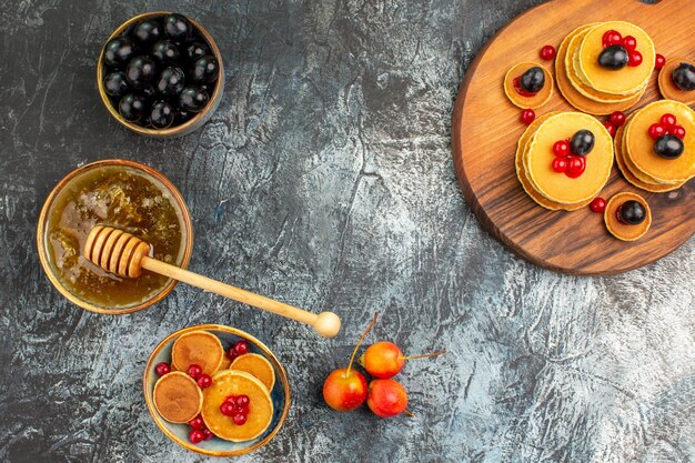 Bovenaanzicht op heerlijke pannenkoeken met diverse ingrediënten