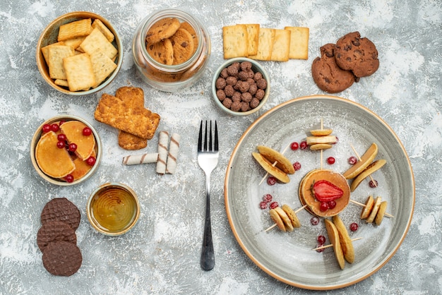 Bovenaanzicht op heerlijke pannenkoeken met diverse ingrediënten