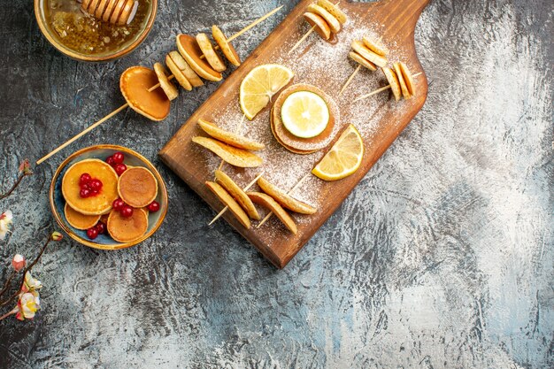 Bovenaanzicht op heerlijke pannenkoeken met diverse ingrediënten