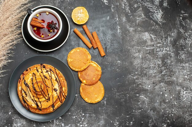 Bovenaanzicht op heerlijke pannenkoeken met diverse ingrediënten