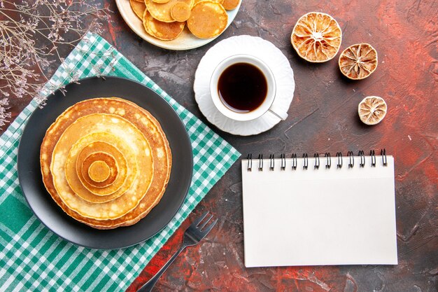 Bovenaanzicht op heerlijke pannenkoeken met diverse ingrediënten