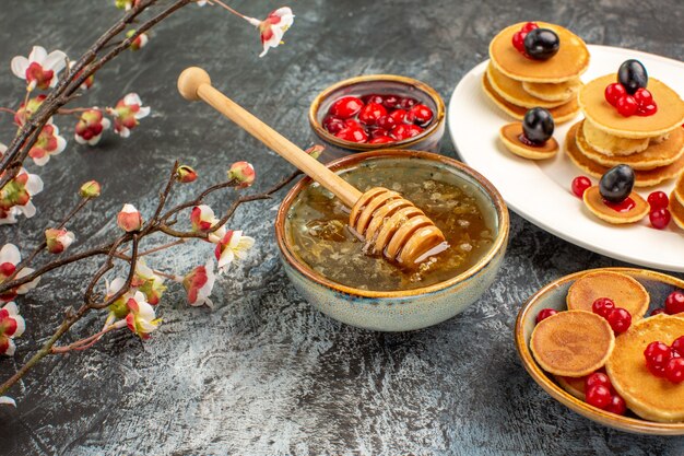 Bovenaanzicht op heerlijke pannenkoeken met diverse ingrediënten