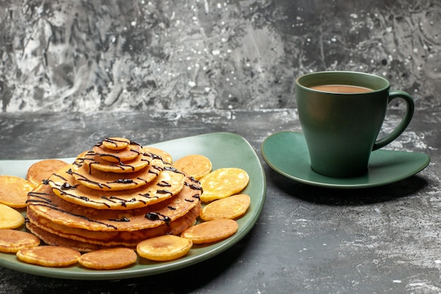 Bovenaanzicht op heerlijke pannenkoeken met diverse ingrediënten