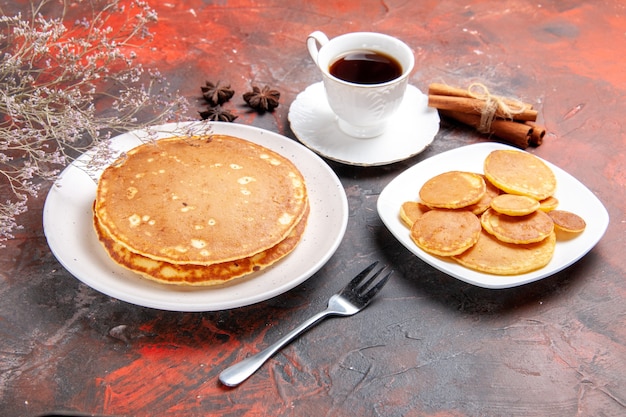 Bovenaanzicht op heerlijke pannenkoeken met diverse ingrediënten