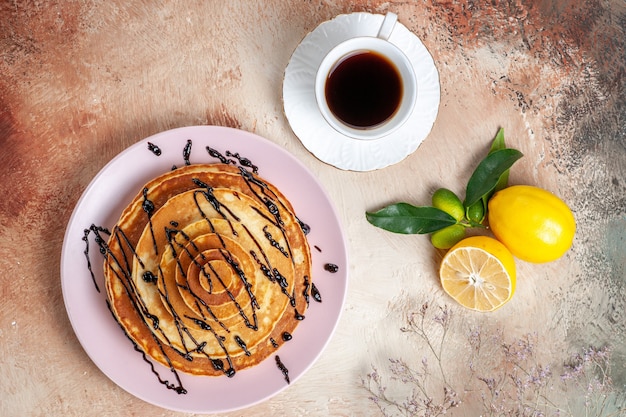 Bovenaanzicht op heerlijke pannenkoeken met diverse ingrediënten