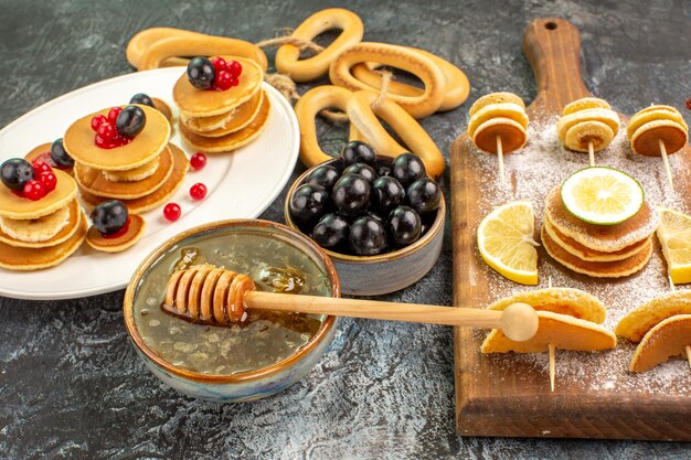 Bovenaanzicht op heerlijke pannenkoeken met diverse ingrediënten