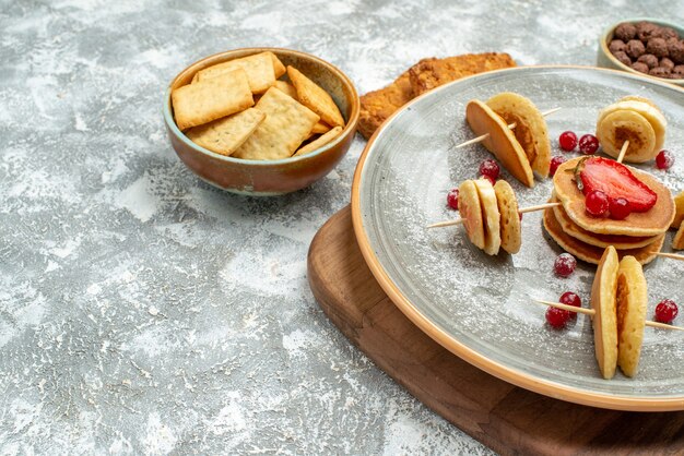 Bovenaanzicht op heerlijke pannenkoeken met diverse ingrediënten