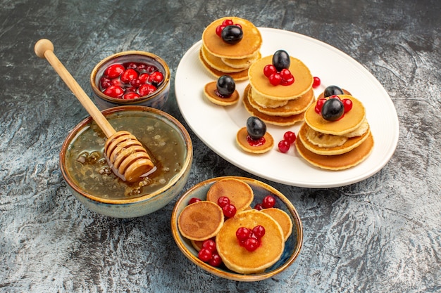 Bovenaanzicht op heerlijke pannenkoeken met diverse ingrediënten