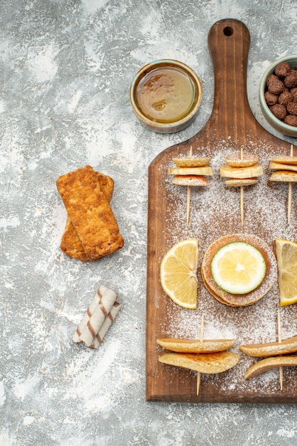 Bovenaanzicht op heerlijke pannenkoeken met diverse ingrediënten