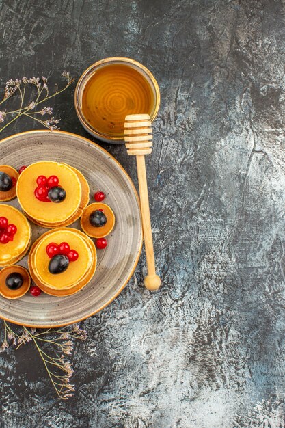 Bovenaanzicht op heerlijke pannenkoeken met diverse ingrediënten