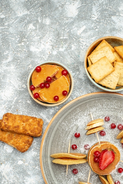 Bovenaanzicht op heerlijke pannenkoeken met diverse ingrediënten