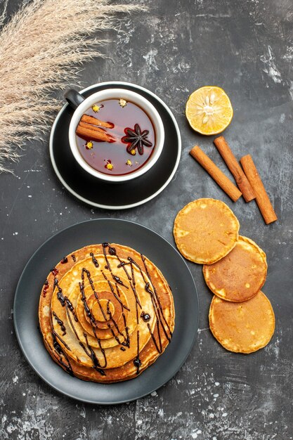 Bovenaanzicht op heerlijke pannenkoeken met diverse ingrediënten