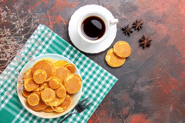 Bovenaanzicht op heerlijke pannenkoeken met koffie