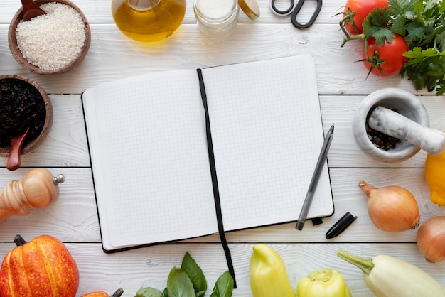 Gratis foto bovenaanzicht op het stillevenconcept van het receptenboek