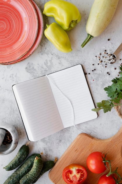 Gratis foto bovenaanzicht op het stillevenconcept van het receptenboek