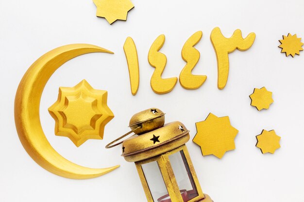 Bovenaanzicht op islamitische nieuwe jaar decoratieve objecten met lamp en maansymbool