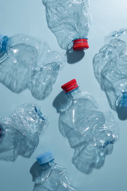 Gratis foto bovenaanzicht op plastic flessen