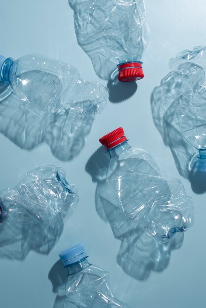 Bovenaanzicht op plastic flessen