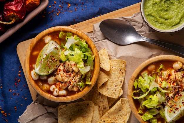 Gratis foto bovenaanzicht op smakelijke pozole bowl