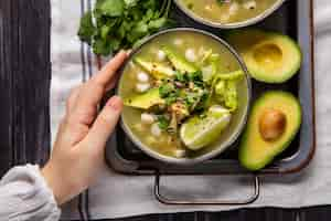 Gratis foto bovenaanzicht op smakelijke pozole bowl