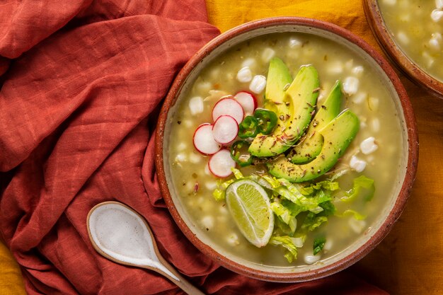 Bovenaanzicht op smakelijke pozole bowl