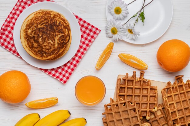 Gratis foto bovenaanzicht op tafel vol eten