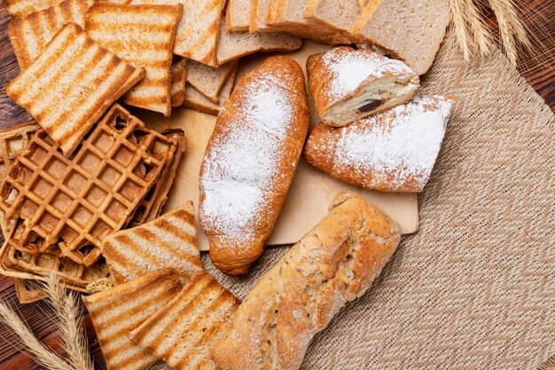 Bovenaanzicht op tafel vol eten