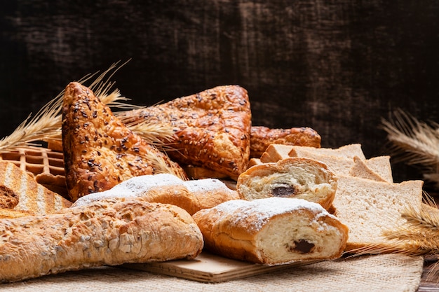 Gratis foto bovenaanzicht op tafel vol eten