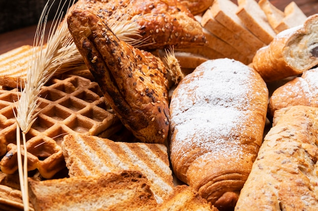 Gratis foto bovenaanzicht op tafel vol eten