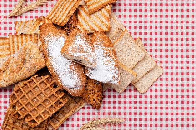 Bovenaanzicht op tafel vol eten